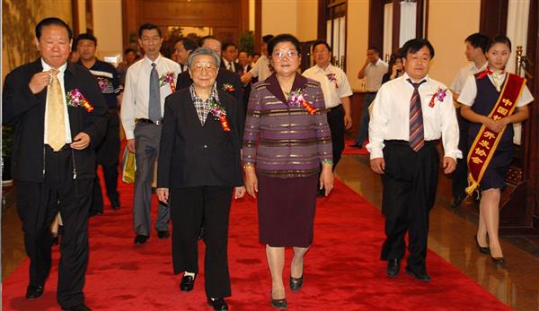 全國政協副主席錢正英（左一）、十五屆中央委員顧秀蓮（左三）、國務院扶貧主任，政協常委胡富國（左一）、北方汽車專修學校曹振峰董事長（右一）在人民大會堂共同出席北方學校七千萬扶貧工程