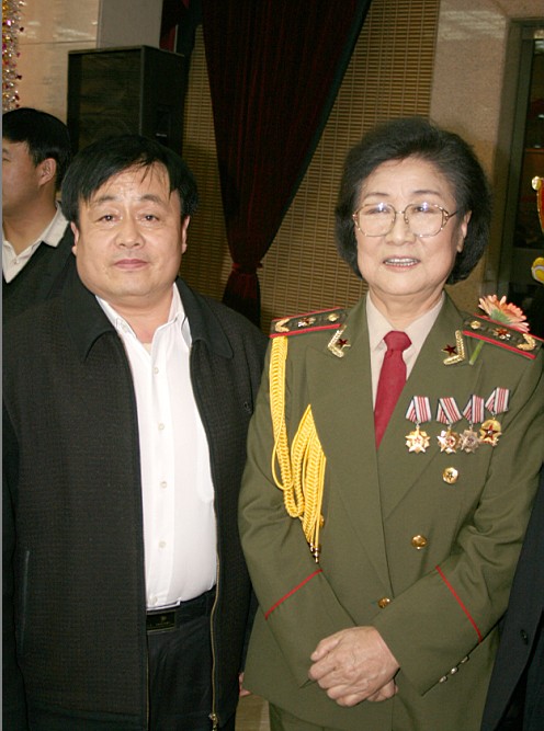 全國一級演員，政協委員馬玉濤（右一）與曹振峰同志合影